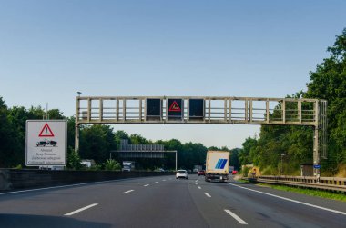 Kuzey Ren-Vestfalya, Almanya - 26 Temmuz 2019: Alman otobanA A1 karayolu trafiği. Arabalar Alman otobanına biniyor.