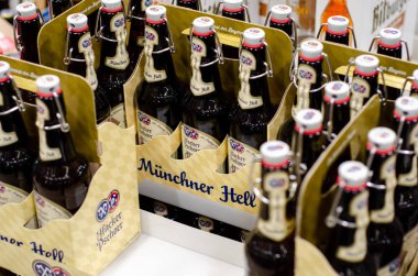 Blankenheim, Almanya - 27 Temmuz 2019: Mağazada satılık Hacker-Pschorr Mnchner Hell Beer