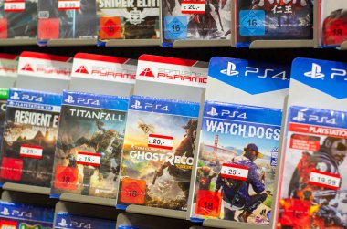 Blankenheim, Almanya - 27 Temmuz 2019: Sony Playstation 4 süpermarkette satılık oyunlar.