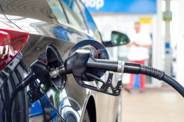 Benzin istasyonunda benzin dolduruyorum..