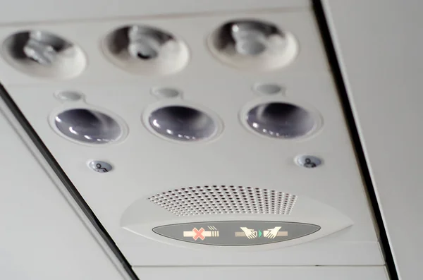 Iluminação individual e ventiladores são montados no painel acima dos assentos de passageiros na cabine . — Fotografia de Stock