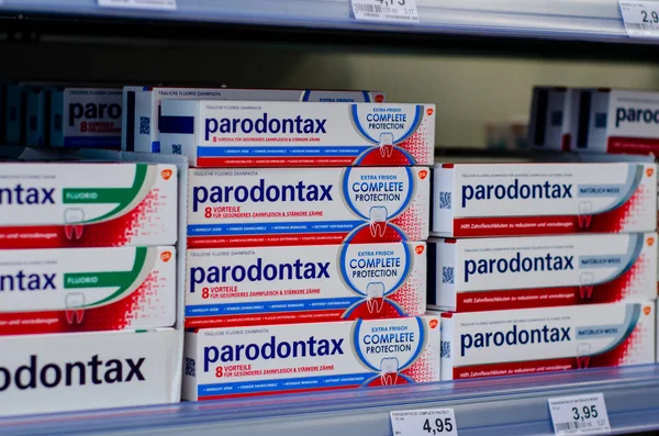 Soest, Duitsland-23 juli 2019: Parodontax tandpasta te koop. — Stockfoto