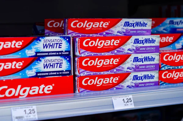 Зест, Германия - 23 июля 2019 года: Зубная паста Colgate на продажу . — стоковое фото