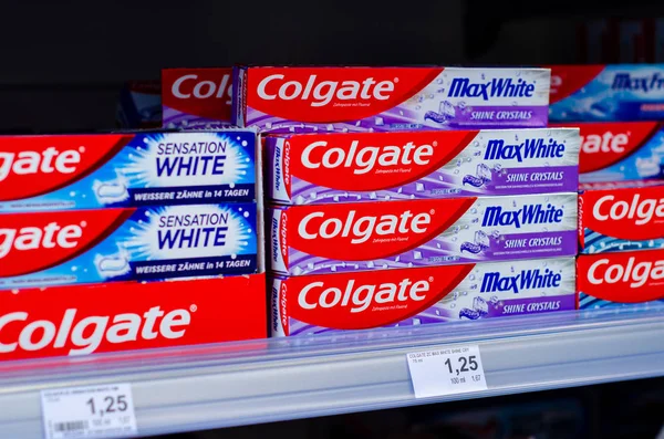 Soest, Allemagne - 23 juillet 2019 : Dentifrice Colgate à vendre . — Photo