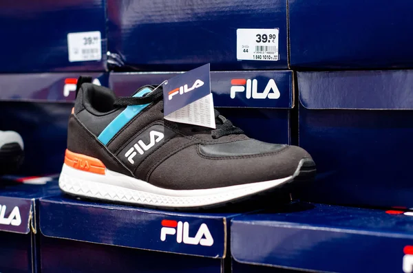 Soest, Германия - 29 июля 2019 года: кроссовки FILA на продажу в магазине . — стоковое фото