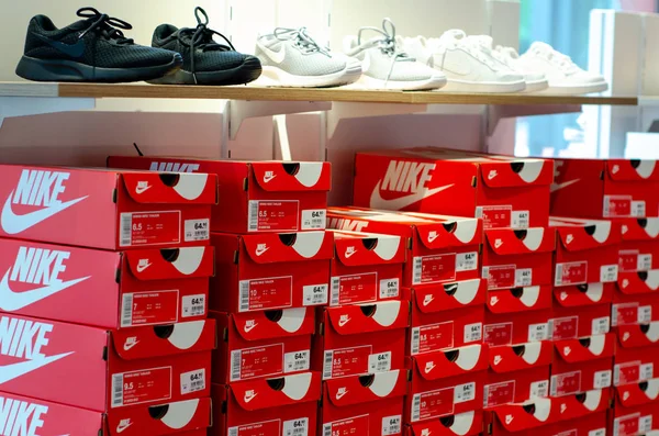 Soest, Allemagne - 29 juillet 2019 : Nike boîte à chaussures dans le magasin — Photo