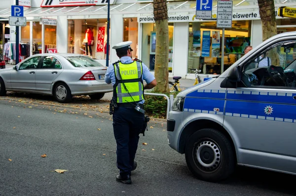 Dortmund, Alemania - 2 de agosto de 2019: Policías patrullan y mantienen el orden en el evento público . —  Fotos de Stock