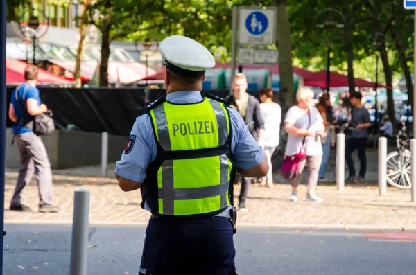 Dortmund, Almanya - 2 Ağustos 2019: Polis devriye gezdi ve halka açık etkinlikte düzeni sağlıyor.