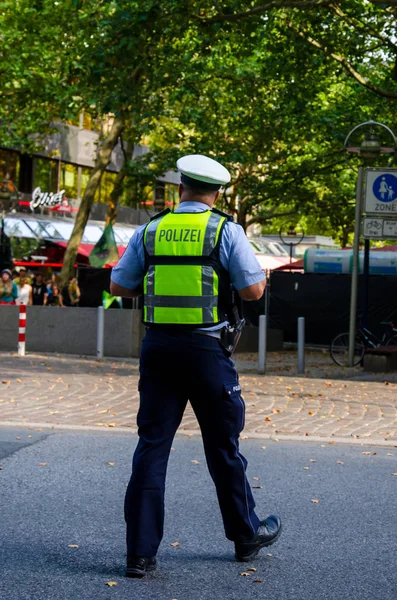 Dortmund, Alemania - 2 de agosto de 2019: Policías patrullan y mantienen el orden en el evento público . —  Fotos de Stock