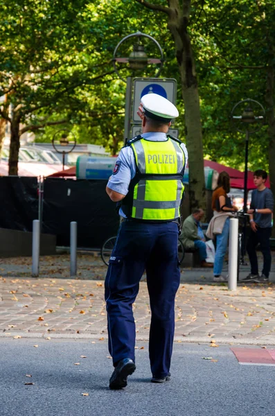 Dortmund, Alemania - 2 de agosto de 2019: Policías patrullan y mantienen el orden en el evento público . —  Fotos de Stock