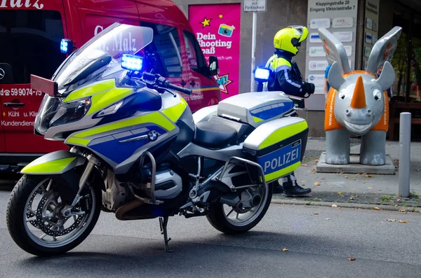 Dortmund, Alemania - 2 de agosto de 2019: Policía cerca de motocicleta patrullando las calles . —  Fotos de Stock