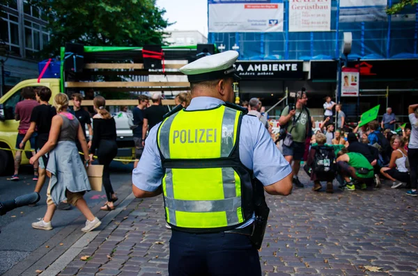 Dortmund, Niemcy-2 sierpnia 2019: policjant patrolowany i utrzymuje porządek na imprezie publicznej. — Zdjęcie stockowe