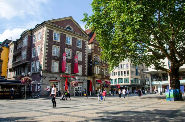 Dortmund, Almanya - 2 Ağustos 2019: Dortmund şehrinde yürüyen insanlar.
