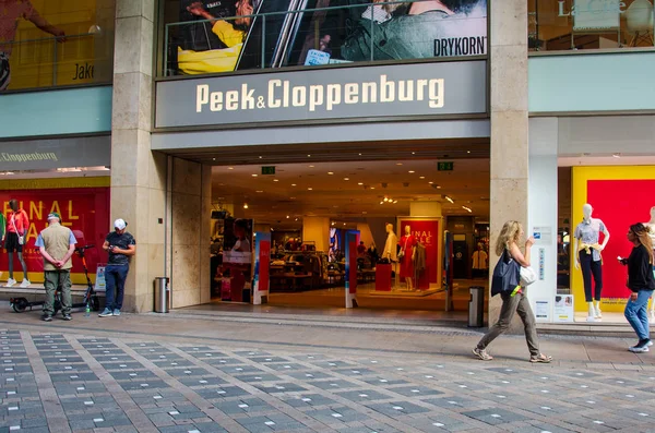 Dortmund, Duitsland-augustus 2, 2019: Peek & Cloppenburg winkel. Peek & Cloppenburg is een internationale keten van Retail kledingwinkels met hoofdkantoor in Duitsland. — Stockfoto