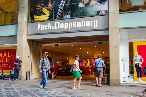 Dortmund, Duitsland-augustus 2, 2019: Peek & Cloppenburg winkel. Peek & Cloppenburg is een internationale keten van Retail kledingwinkels met hoofdkantoor in Duitsland. — Stockfoto