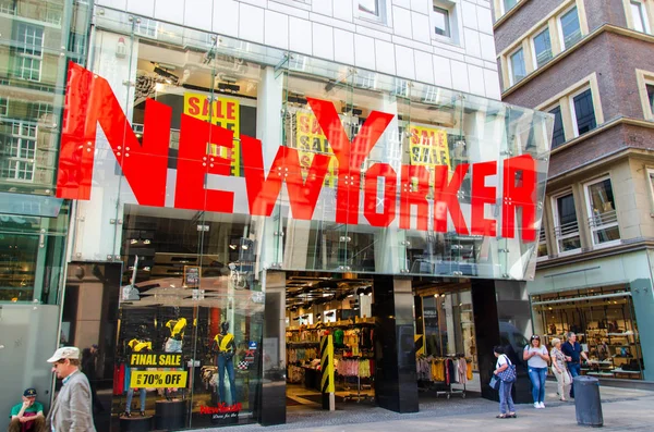 Dortmund, Alemanha - 2 de agosto de 2019: New Yorker store. New Yorker, legalmente New Yorker Group Services International GmbH & Co.KG, é um varejista de roupas alemão — Fotografia de Stock