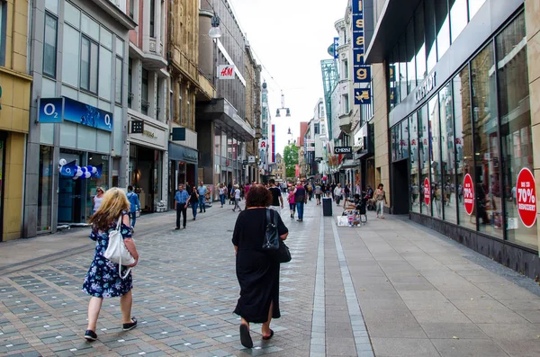 Dortmund, Alemanha - 2 de agosto de 2019: Rua comercial com pessoas em Dortmund . — Fotografia de Stock