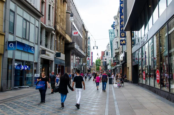 Dortmund, Alemanha - 2 de agosto de 2019: Rua comercial com pessoas em Dortmund . — Fotografia de Stock