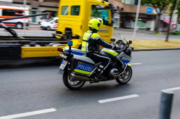 Dortmund, Alemanha - 2 de agosto de 2019: Policial de moto patrulhando as ruas . — Fotografia de Stock