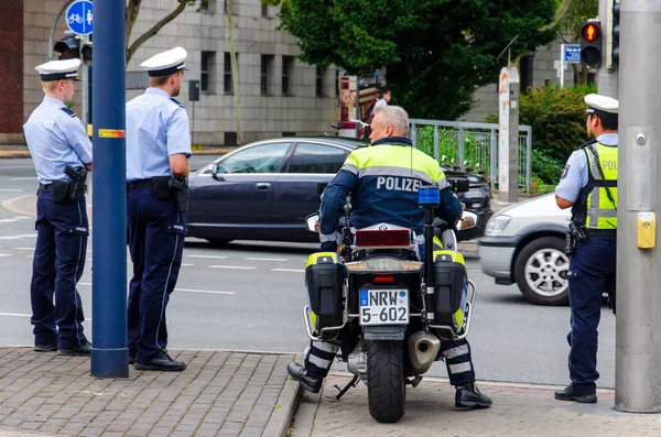 Dortmund, Alemania - 2 de agosto de 2019: Oficiales de policía patrullan y mantienen el orden en el evento público . —  Fotos de Stock