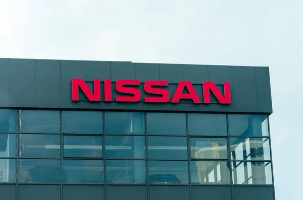 Дортмунд, Германия - 2 августа 2019 года: борт Nissan на здании . — стоковое фото