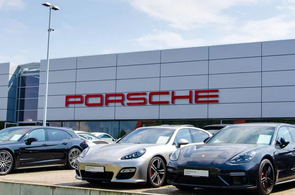 Soest, Németország-augusztus 2, 2019: új Porsche az Autószalonba — Stock Fotó