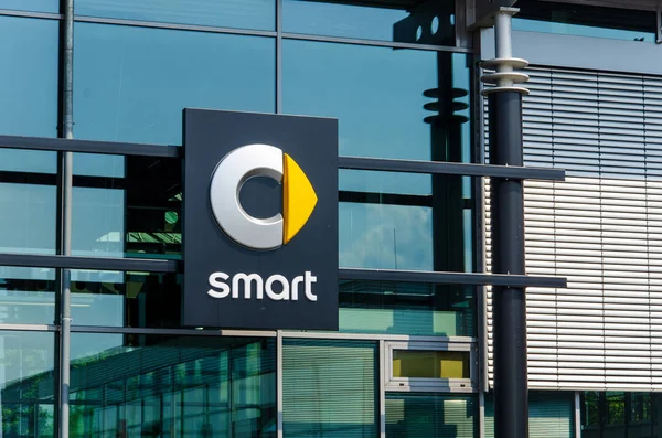 Soest, Almanya - 2 Ağustos 2019: Smart Car showroom. Smart, Daimler Ag'nin bir Alman otomotiv markası ve bölümüdür..