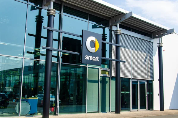 Soest, Almanya - 2 Ağustos 2019: Smart Car showroom. Smart, Daimler Ag'nin bir Alman otomotiv markası ve bölümüdür..