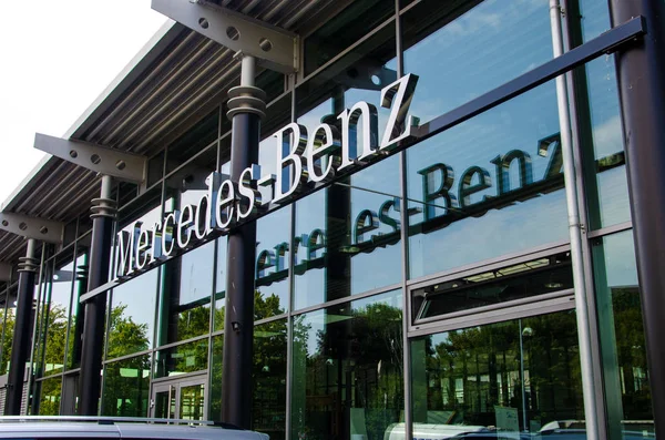 Soest - 2. August 2019: new mercedes benz im Autohaus. — Stockfoto