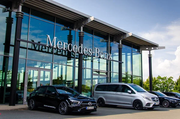 독일 소이스트 - 2019년 8월 2일: 자동차 쇼룸에서 새로운 메르세데스 벤츠. — 스톡 사진