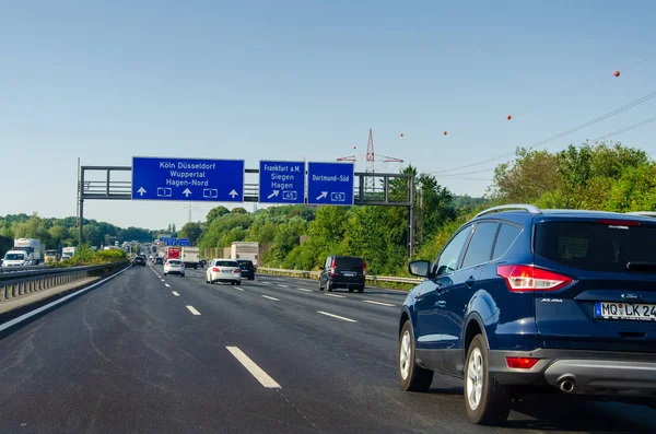 Північний Рейн-Вестфалія, Німеччина-26 липня 2019: дорожній рух на німецькому шосе (автобан) a1 з дорожнім знаками. Автомобілі їздити на німецькому автобану. — стокове фото