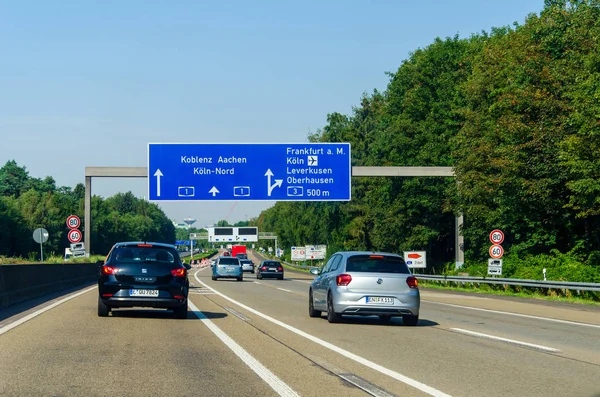 Βόρεια Ρηνανία-Βεστφαλία, Γερμανία-26 Ιουλίου, 2019: οδικές μεταφορές στη γερμανική εθνική οδό (Autobahn) a1 με οδικά σήματα. Τα αυτοκίνητα οδηγούν στο γερμανικό αεροδρόμιο. — Φωτογραφία Αρχείου