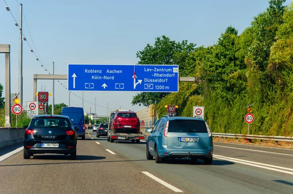 Nordrhein-Westfalen, Deutschland - 26. Juli 2019: Straßenverkehr auf der A1 mit Verkehrszeichen. Autos fahren auf der deutschen Autobahn. — Stockfoto