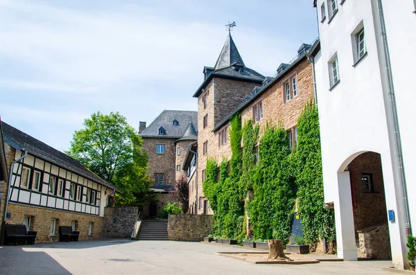 Blankenheim hrad (německy: Burg Blankenheim) je zámek nad vesnicí Blankenheim v pohoří Eifel v Německu.. — Stock fotografie