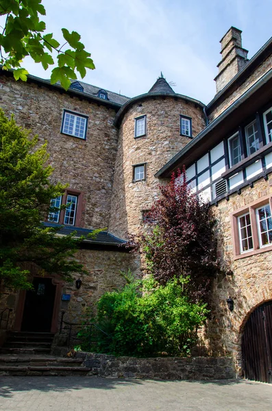 Blankenheim Castle (em alemão: Burg Blankenheim) é um schloss acima da aldeia de Blankenheim nas montanhas Eifel da Alemanha . — Fotografia de Stock