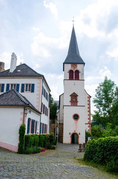 Blick auf Gebäude und Kirche in Blankenheim. — Stockfoto