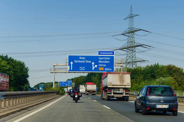 Renânia do Norte-Vestefália, Alemanha - 26 de julho de 2019: Tráfego rodoviário na estrada alemã (autobahn) A44 com sinalização rodoviária. Passeio de carros na autobahn alemã . — Fotografia de Stock