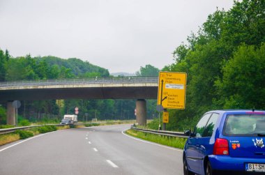 Kuzey Ren-Vestfalya, Almanya - 27 Temmuz 2019: Alman Otoyolu'nda (otoban) yol tabelaları ile yol trafiği. Arabalar Alman otobanına biniyor.