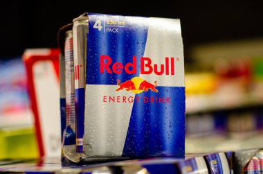 Vianden, Lüksemburg - 27 Temmuz 2019: Red Bull mağazada satılık içecekler.