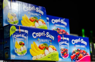 Vianden, Lüksemburg - 27 Temmuz 2019: Mağazada satılık Capri Sun meyve suyu kutuları.