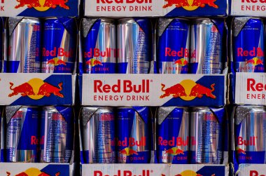Vianden, Lüksemburg - 27 Temmuz 2019: Red Bull mağazada satılık içecekler.