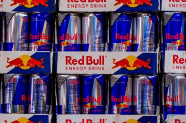 Vianden, Lüksemburg - 27 Temmuz 2019: Red Bull mağazada satılık içecekler.