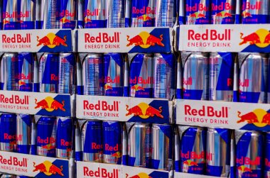 Vianden, Lüksemburg - 27 Temmuz 2019: Red Bull mağazada satılık içecekler.