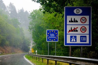 Hız limiti işareti ile Federal Almanya Cumhuriyeti (Bundesrepublik Deutschland) ülke işareti