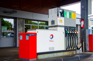 Kuzey Ren-Vestfalya, Almanya - 27 Temmuz 2019: Toplam Benzin İstasyonu. Total S.A. Fransız çokuluslu entegre petrol ve gaz komponent