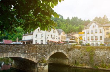 Vianden, Lüksemburg - 27 Temmuz 2019: İnsanlar Vianden'de bizim nehrin üzerindeki köprüde yürüyorlar