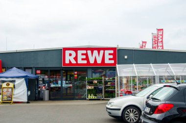 Blankenheim, Almanya - 27 Temmuz 2019: Rewe süpermarket. Rewe Group, Almanya'nın Köln kentinde bulunan bir Alman perakende ve turizm kooperatifi grubudur..