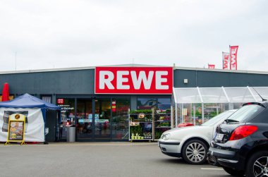 Rewe süpermarketi. Rewe Group, Almanya'nın Köln kentinde bulunan bir Alman perakende ve turizm kooperatifi grubudur..