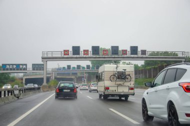 Köln, Almanya - 26 Temmuz 2019: Arabalar tünele giriyor. Autobahn 1- Lvenicher otoban tünelleri.