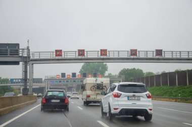 Köln, Almanya - 26 Temmuz 2019: Arabalar tünele giriyor. Autobahn 1- Lvenicher otoban tünelleri.
